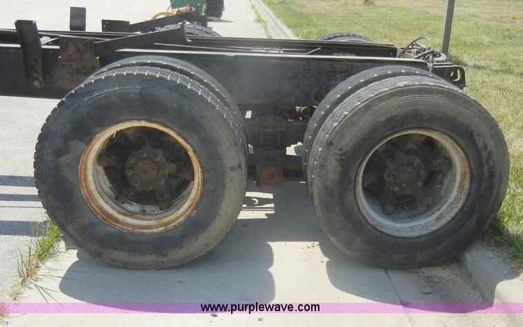 image for item D4159 1989 International 2674 semi truck cab and chassis