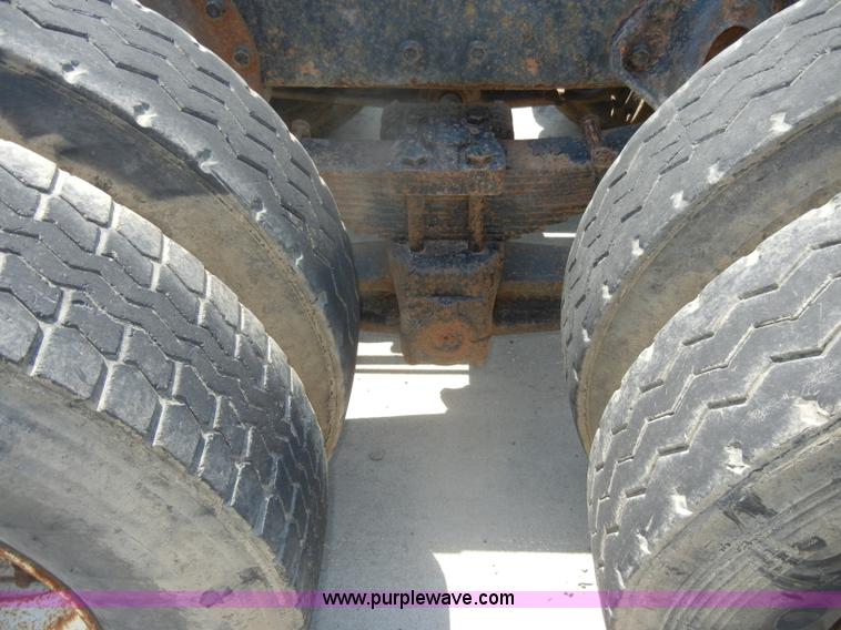 image for item D4159 1989 International 2674 semi truck cab and chassis