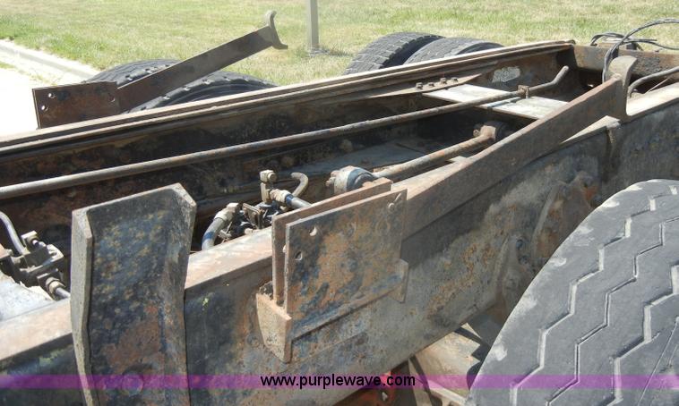 image for item D4159 1989 International 2674 semi truck cab and chassis