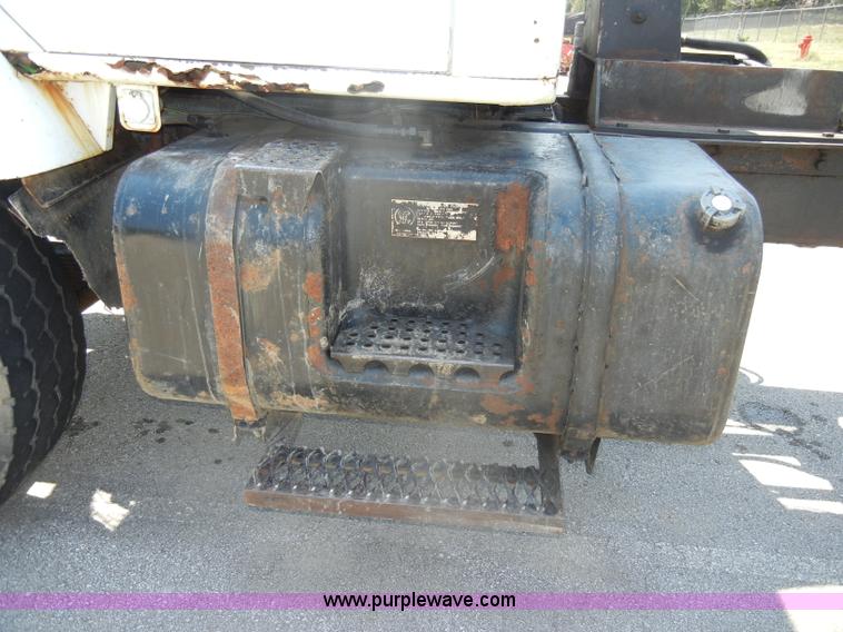 image for item D4159 1989 International 2674 semi truck cab and chassis