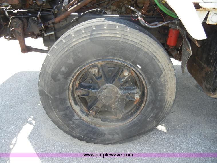 image for item D4159 1989 International 2674 semi truck cab and chassis