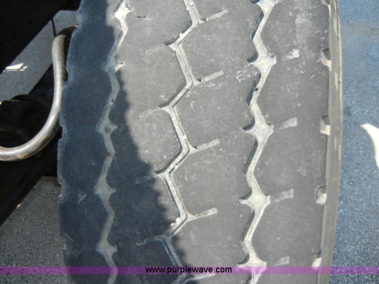 image for item D4159 1989 International 2674 semi truck cab and chassis