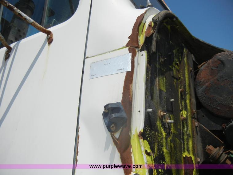 image for item D4159 1989 International 2674 semi truck cab and chassis