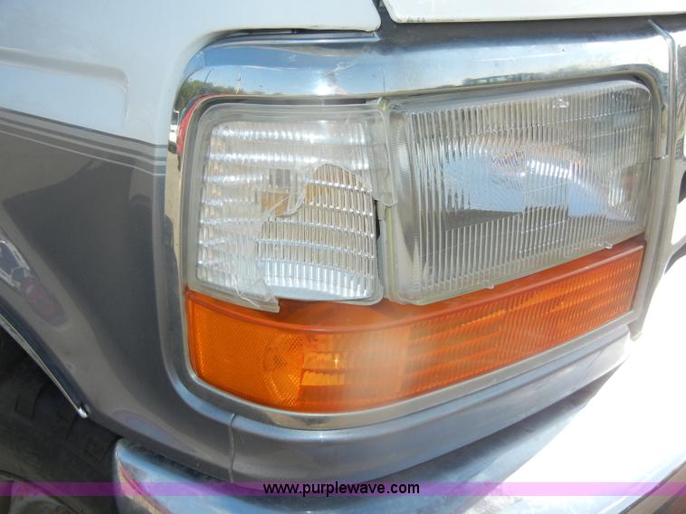 image for item D4243 1997 Ford F250 Heavy Duty flatbed pickup truck