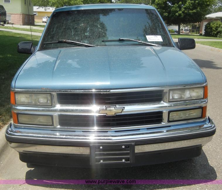 image for item D4244 1996 Chevrolet Suburban 1500 LS SUV