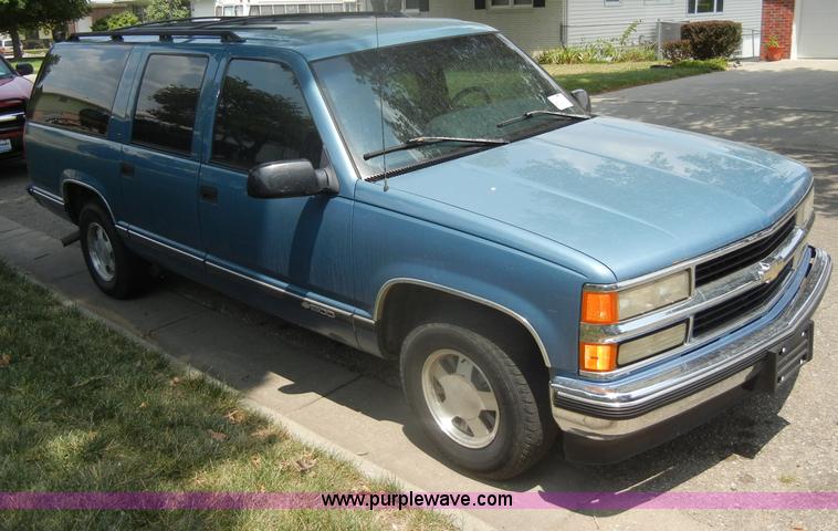 image for item D4244 1996 Chevrolet Suburban 1500 LS SUV