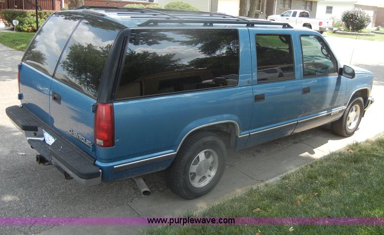 image for item D4244 1996 Chevrolet Suburban 1500 LS SUV