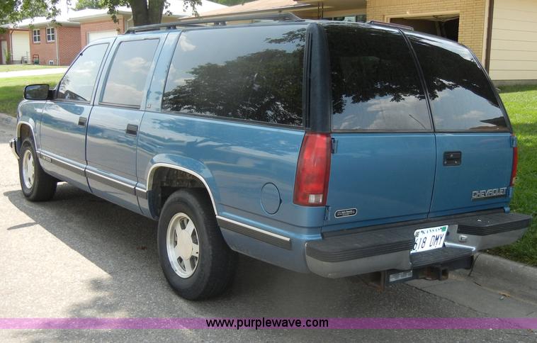 image for item D4244 1996 Chevrolet Suburban 1500 LS SUV