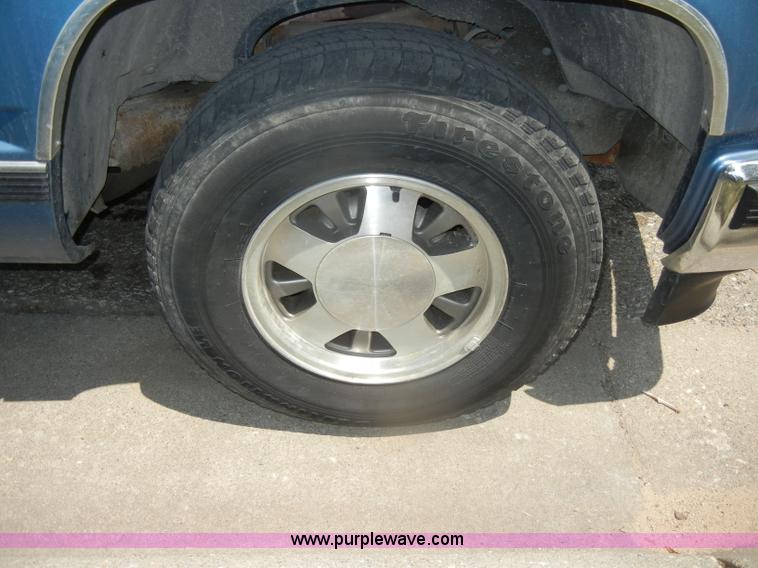 image for item D4244 1996 Chevrolet Suburban 1500 LS SUV