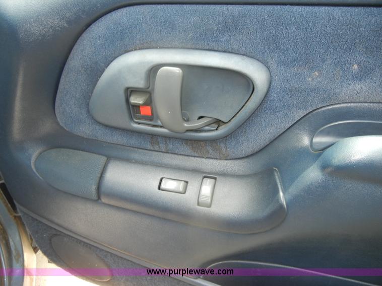 image for item D4244 1996 Chevrolet Suburban 1500 LS SUV