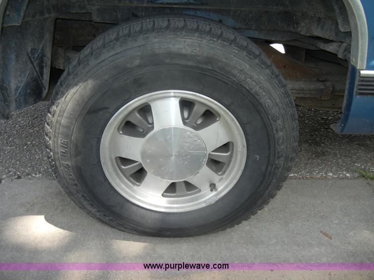 image for item D4244 1996 Chevrolet Suburban 1500 LS SUV