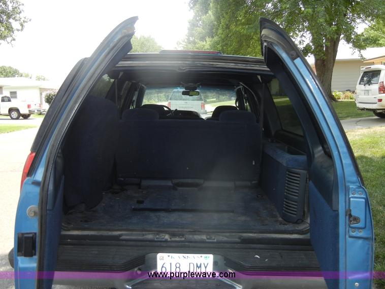 image for item D4244 1996 Chevrolet Suburban 1500 LS SUV