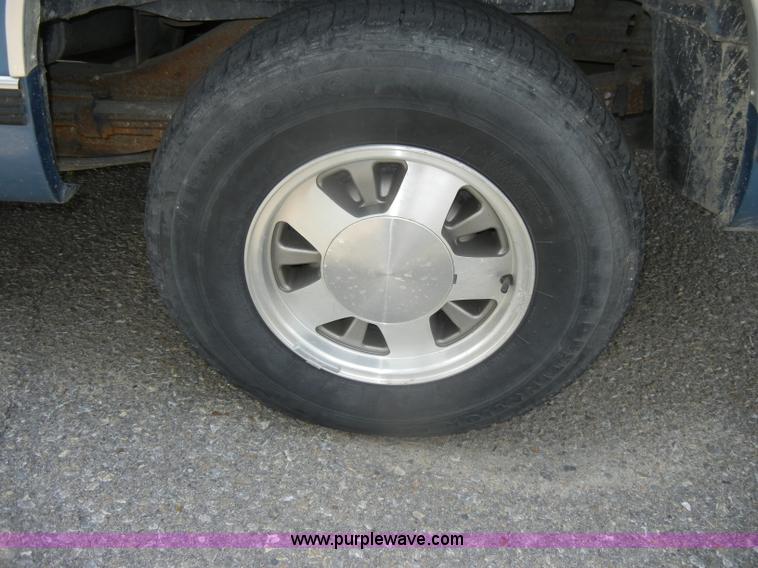 image for item D4244 1996 Chevrolet Suburban 1500 LS SUV