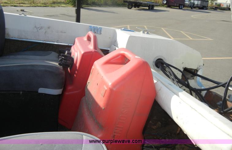 image for item D4343 1985 Bayliner 15' boat with trailer