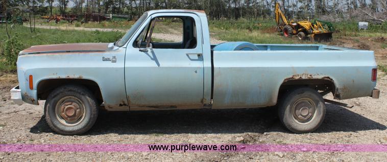 image for item D5212 1976 GMC Sierra 15 pickup truck