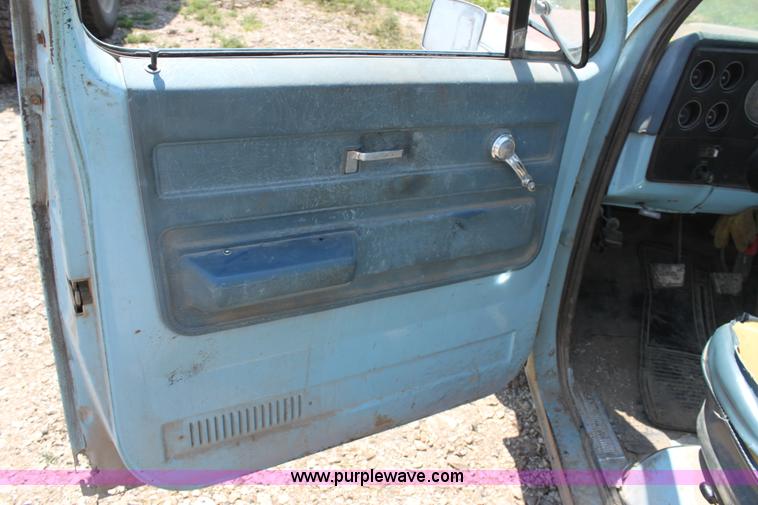 image for item D5212 1976 GMC Sierra 15 pickup truck