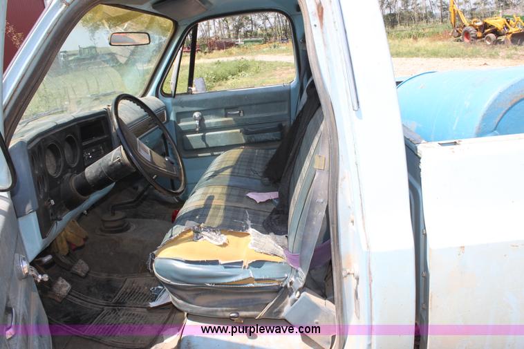 image for item D5212 1976 GMC Sierra 15 pickup truck