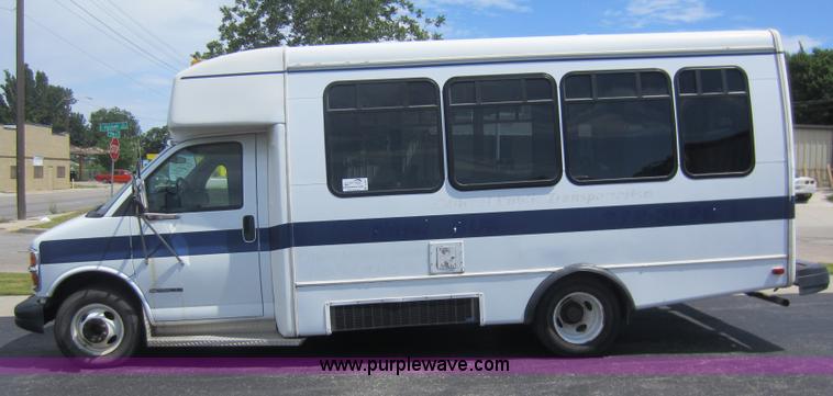 image for item D5567 2000 Chevrolet G3500 transit bus
