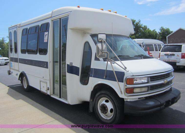 image for item D5567 2000 Chevrolet G3500 transit bus