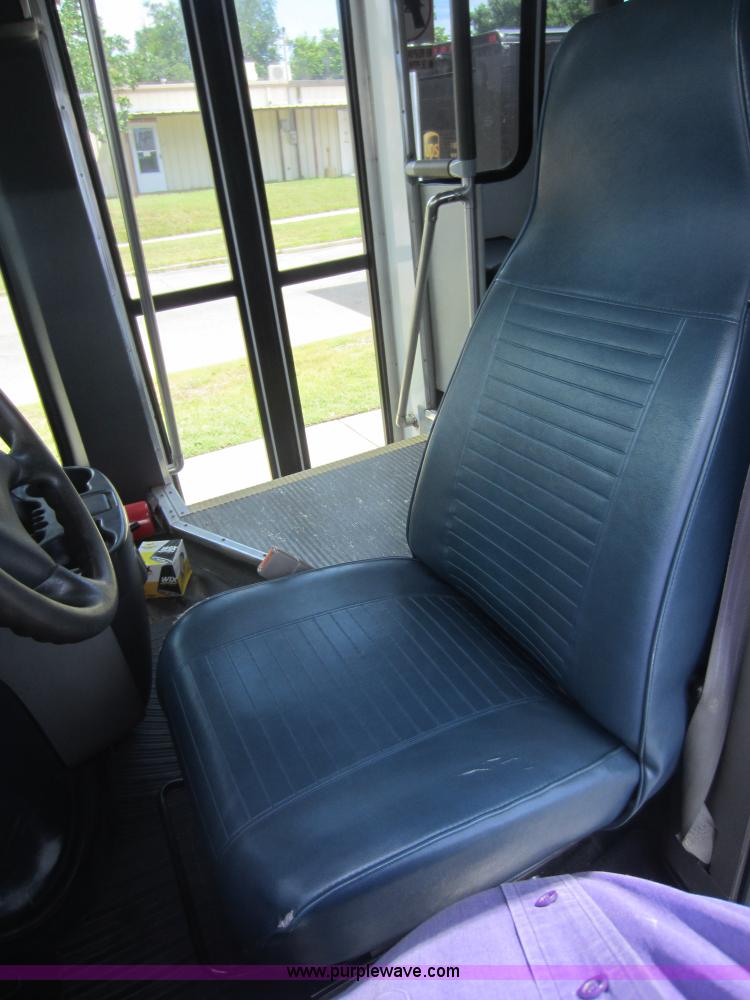 image for item D5567 2000 Chevrolet G3500 transit bus