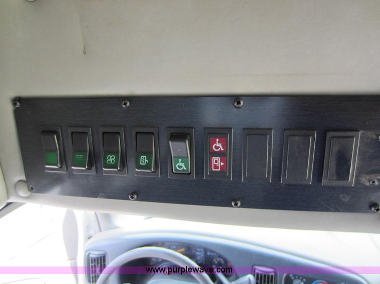 image for item D5567 2000 Chevrolet G3500 transit bus