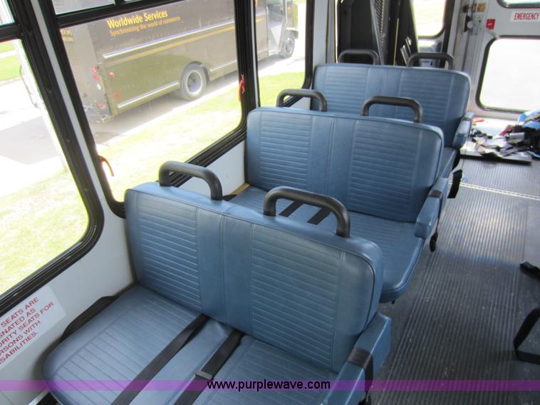 image for item D5567 2000 Chevrolet G3500 transit bus