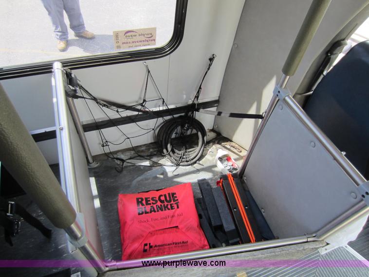 image for item D5567 2000 Chevrolet G3500 transit bus