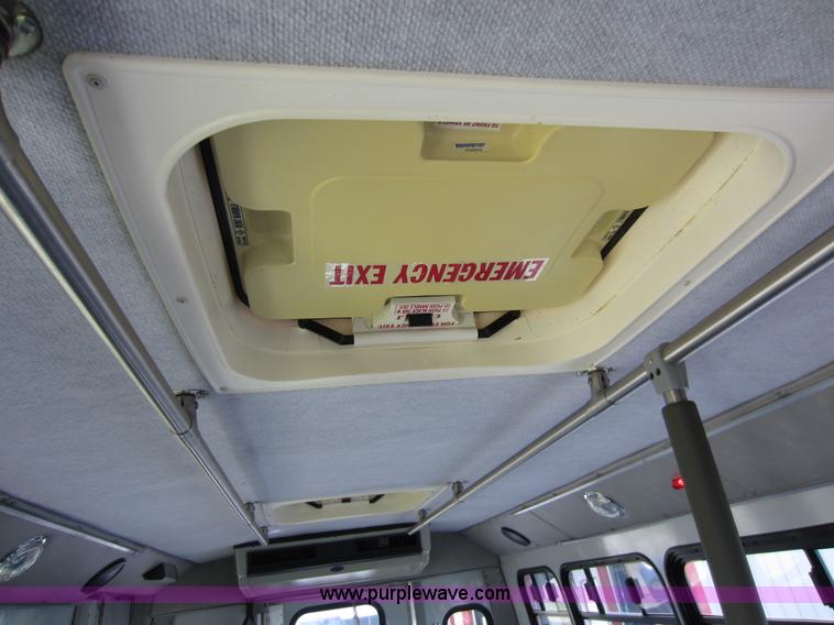 image for item D5567 2000 Chevrolet G3500 transit bus