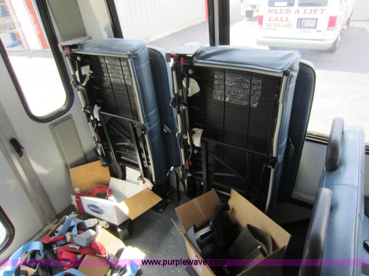 image for item D5567 2000 Chevrolet G3500 transit bus