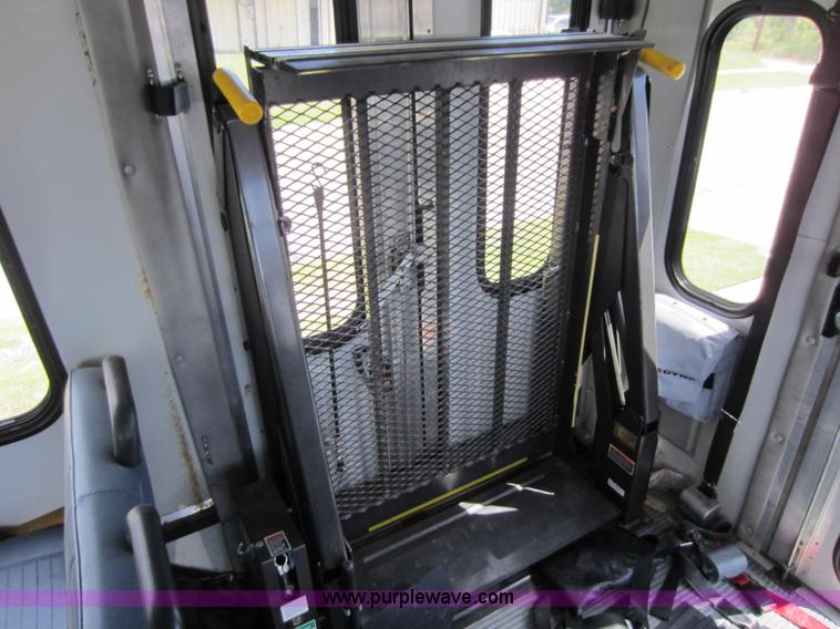 image for item D5567 2000 Chevrolet G3500 transit bus