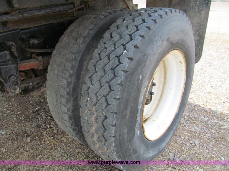 image for item A7520 1996 Ford F850 dump truck