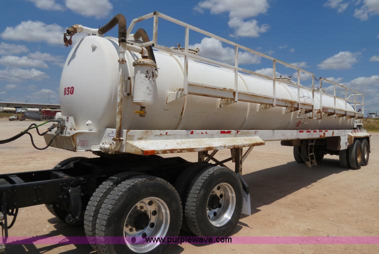 image for item B2426 2005 V.E. Enterprises Eagle 130 barrel vacuum trailer