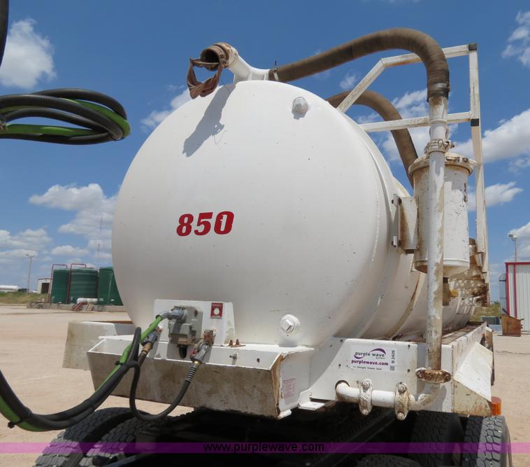 image for item B2426 2005 V.E. Enterprises Eagle 130 barrel vacuum trailer