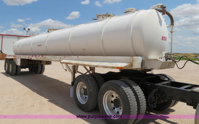 image for item B2426 2005 V.E. Enterprises Eagle 130 barrel vacuum trailer