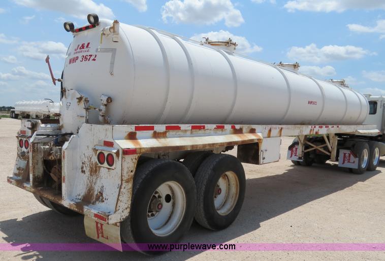 image for item B2426 2005 V.E. Enterprises Eagle 130 barrel vacuum trailer