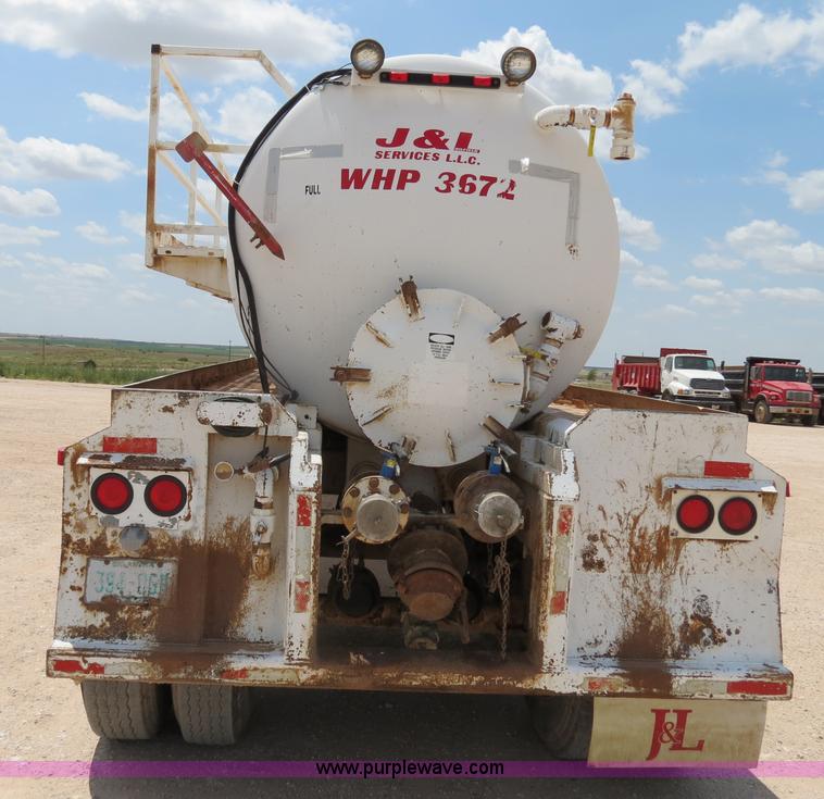 image for item B2426 2005 V.E. Enterprises Eagle 130 barrel vacuum trailer