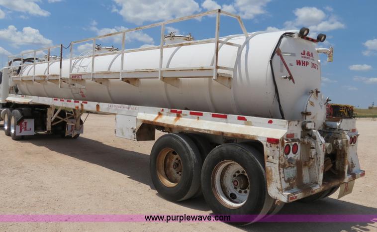 image for item B2426 2005 V.E. Enterprises Eagle 130 barrel vacuum trailer