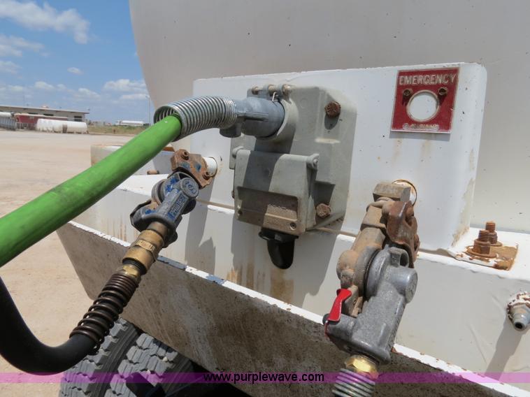 image for item B2426 2005 V.E. Enterprises Eagle 130 barrel vacuum trailer