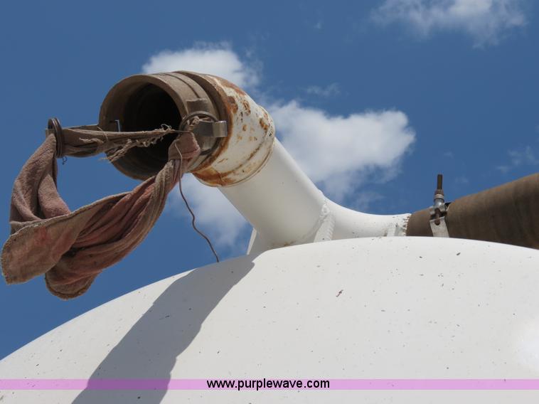 image for item B2426 2005 V.E. Enterprises Eagle 130 barrel vacuum trailer