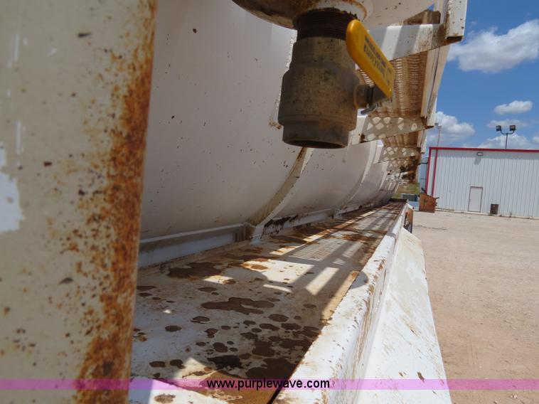 image for item B2426 2005 V.E. Enterprises Eagle 130 barrel vacuum trailer