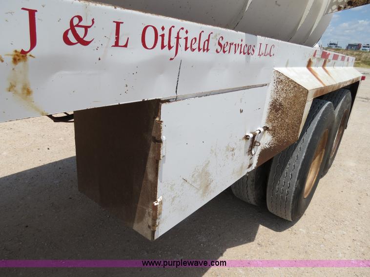 image for item B2426 2005 V.E. Enterprises Eagle 130 barrel vacuum trailer