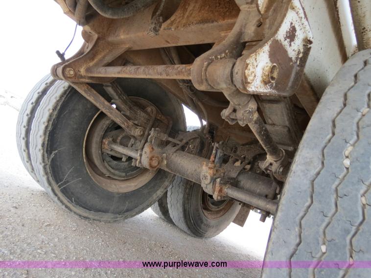 image for item B2426 2005 V.E. Enterprises Eagle 130 barrel vacuum trailer