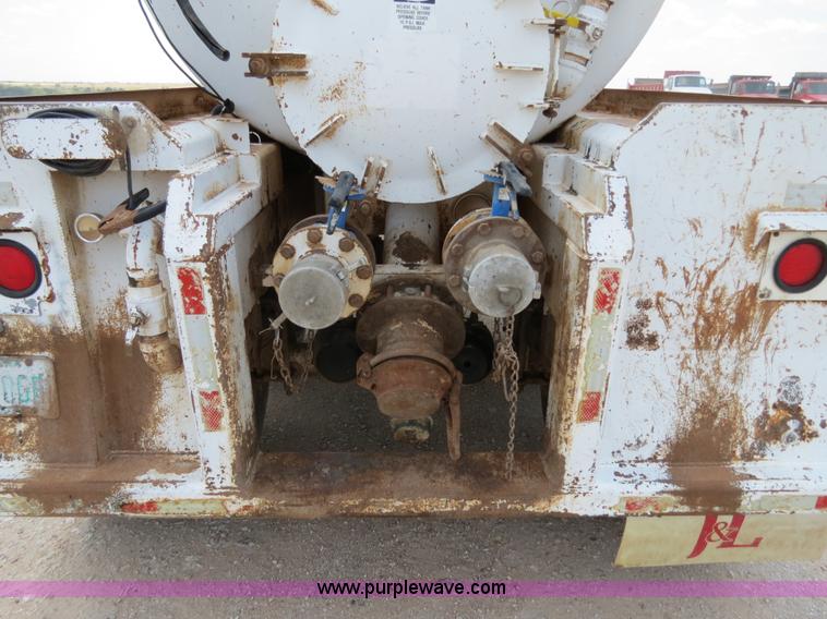 image for item B2426 2005 V.E. Enterprises Eagle 130 barrel vacuum trailer