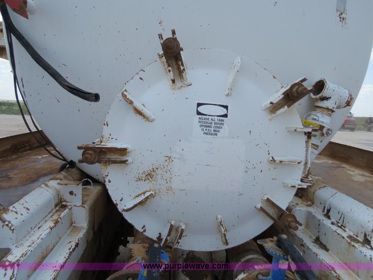 image for item B2426 2005 V.E. Enterprises Eagle 130 barrel vacuum trailer