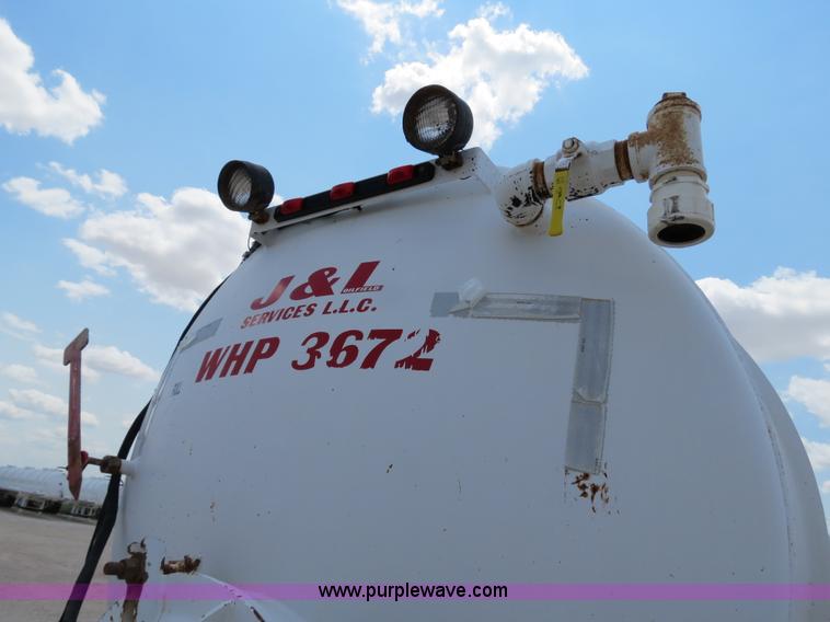 image for item B2426 2005 V.E. Enterprises Eagle 130 barrel vacuum trailer