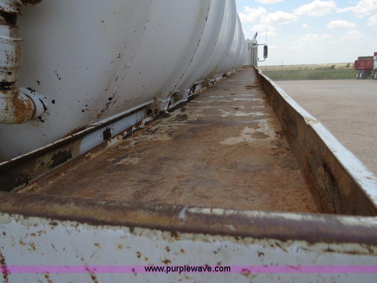 image for item B2426 2005 V.E. Enterprises Eagle 130 barrel vacuum trailer