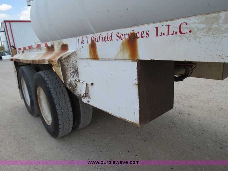 image for item B2426 2005 V.E. Enterprises Eagle 130 barrel vacuum trailer