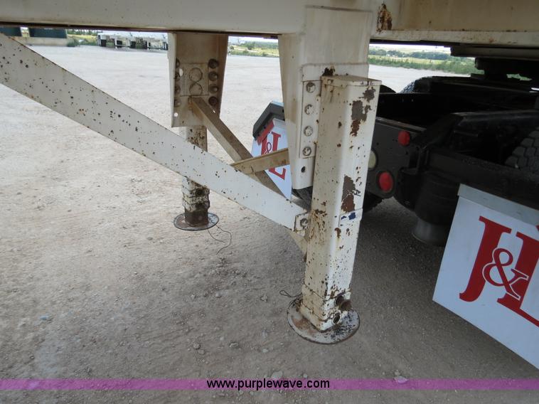 image for item B2426 2005 V.E. Enterprises Eagle 130 barrel vacuum trailer