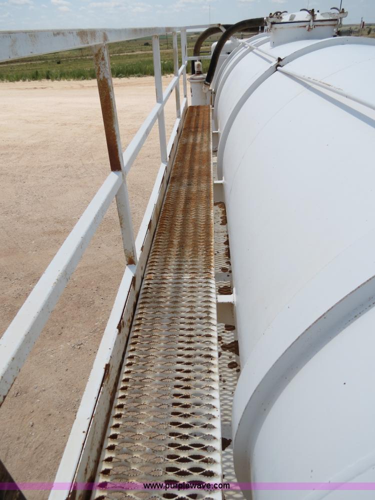 image for item B2426 2005 V.E. Enterprises Eagle 130 barrel vacuum trailer