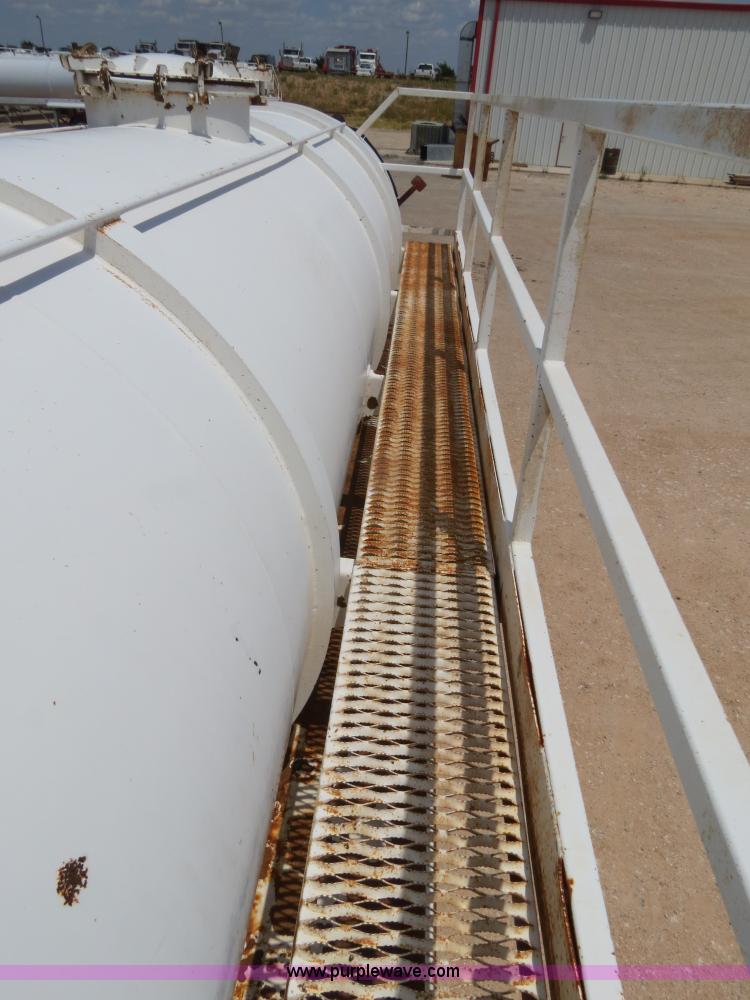 image for item B2426 2005 V.E. Enterprises Eagle 130 barrel vacuum trailer